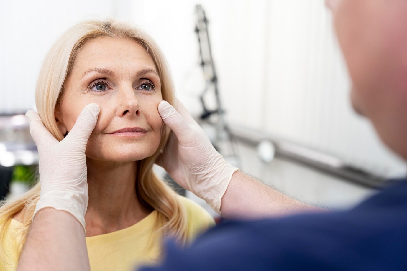 Mujer sonriendo durante una consulta tras una blefaroplastia en Madrid