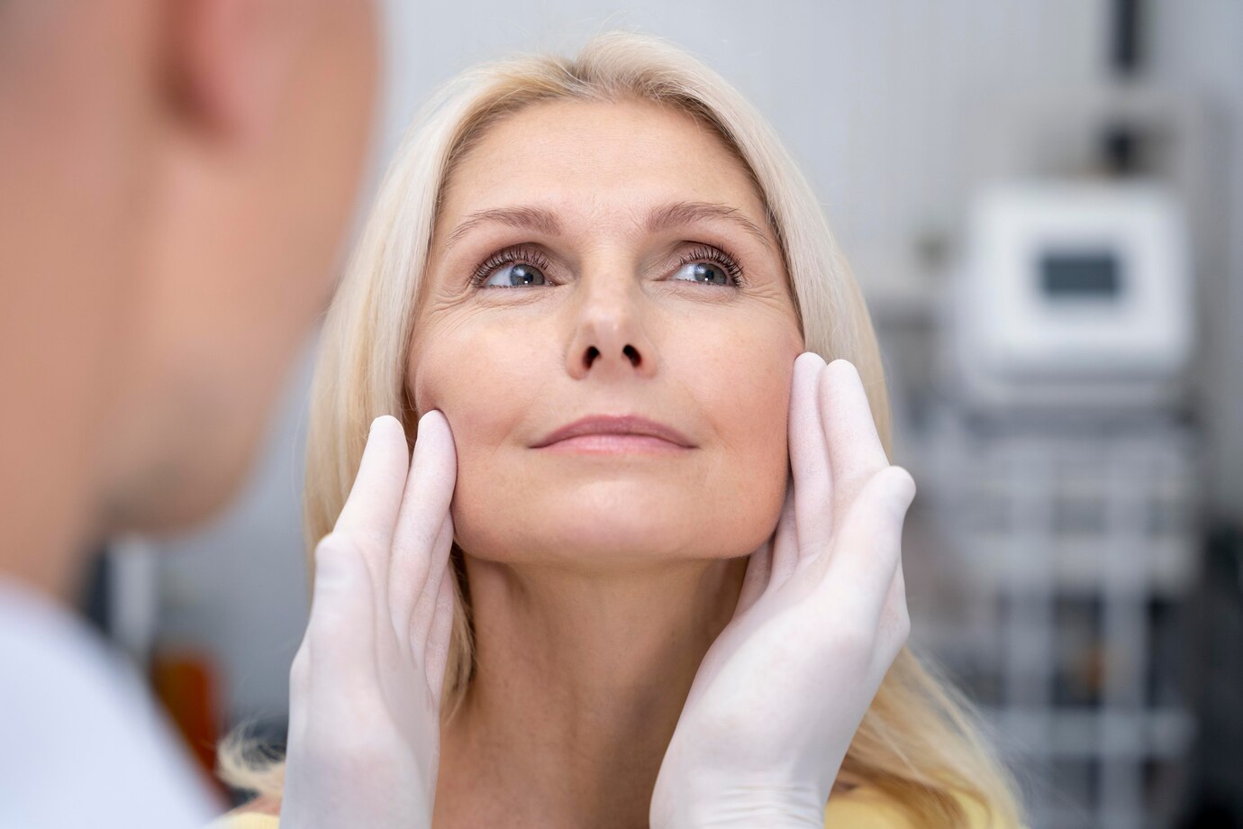 Mujer sonriendo durante una revisión tras un lifting facial en Madrid