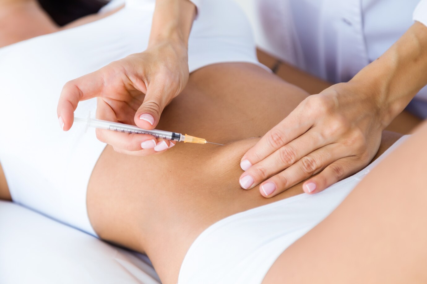 Mujer recibiendo un tratamiento de mesoterapia corporal en Madrid