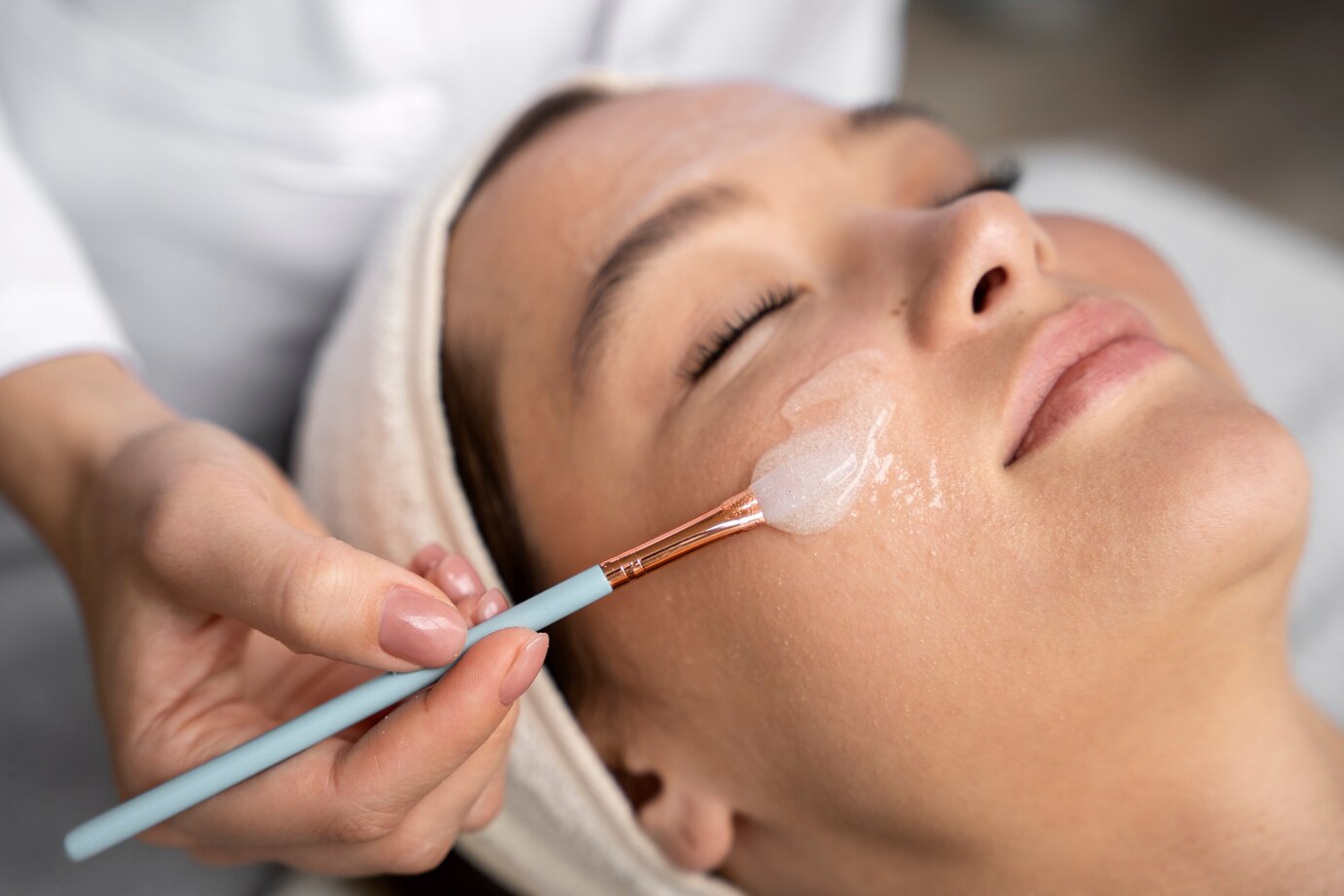 Mujer tranquila durante de un peeling facial en Madrid